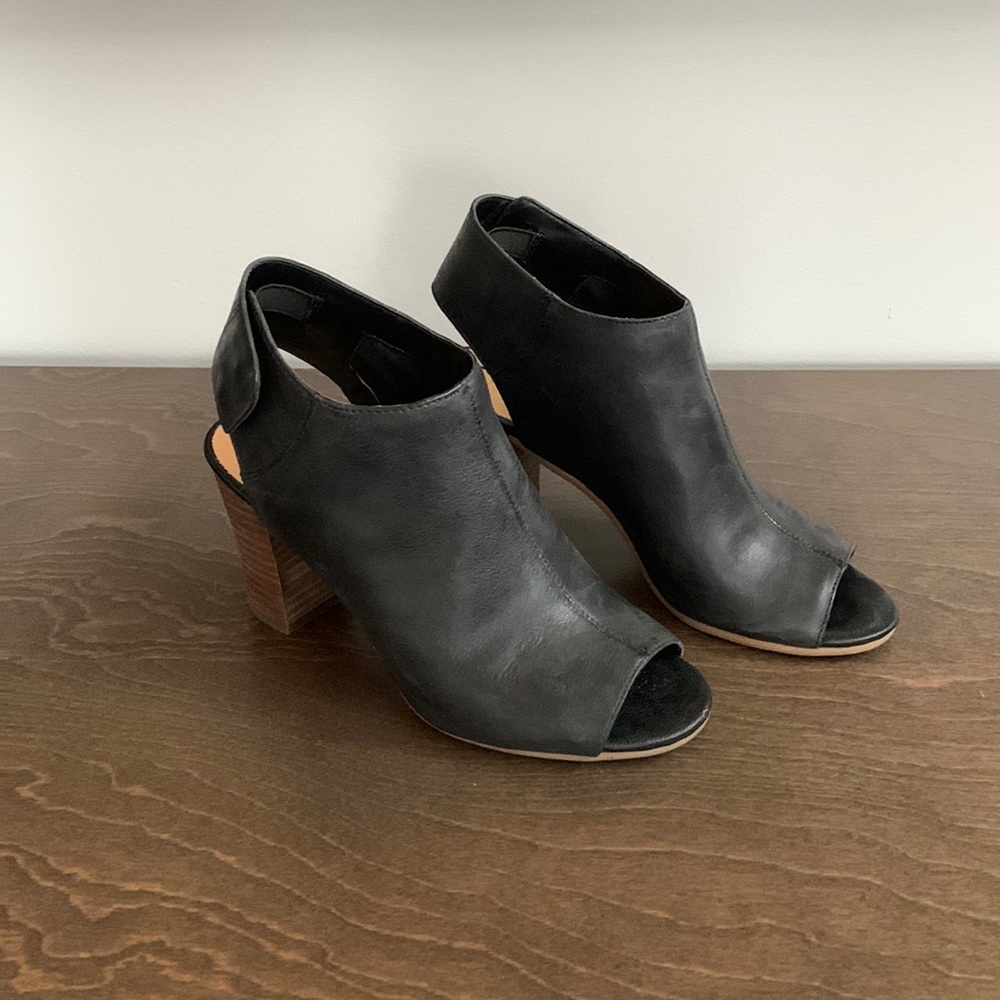 Nine West Liamo leather open toe snap close heels. Size 6.